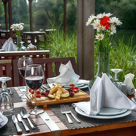 Wineport Riverside & Winery 호텔 아그바