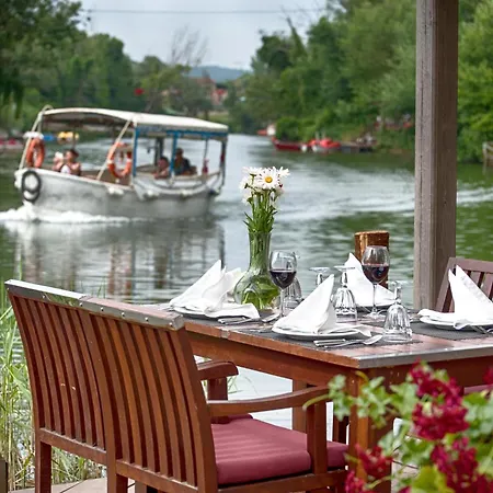 Wineport Riverside & Winery ホテル