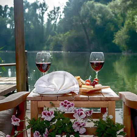 Отель Wineport Riverside & Winery