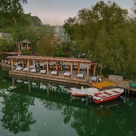 ホテル Wineport Riverside & Winery 3*