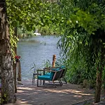 Wineport Riverside & Winery מלון