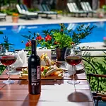 Wineport Riverside & Winery מלון 3*