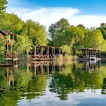 מלון Wineport Riverside & Winery 3*
