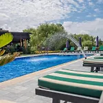 Wineport Riverside & Winery מלון