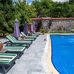 מלון Wineport Riverside & Winery 3*