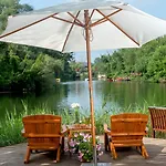 Wineport Riverside & Winery מלון