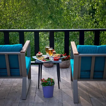 Wineport Riverside & Winery Hotel